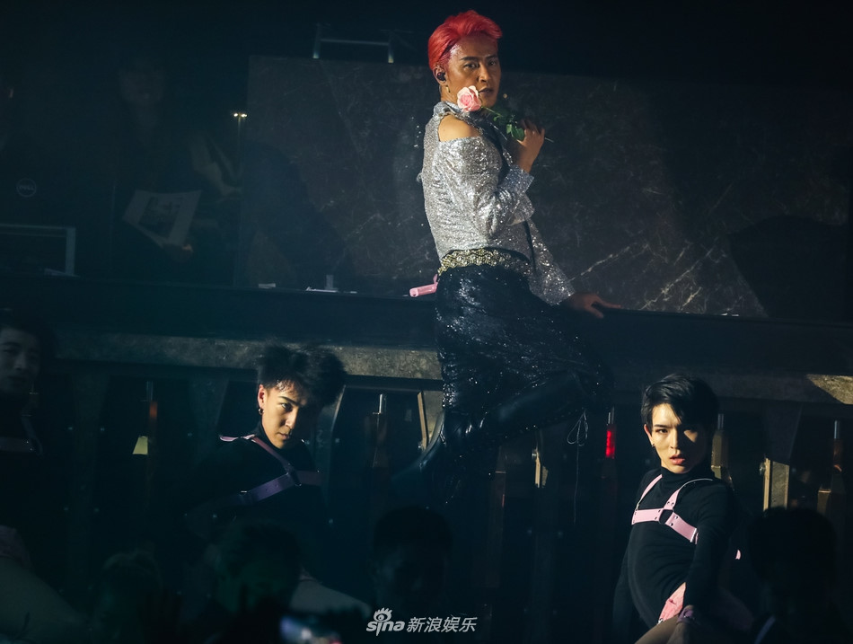 Tài tử Hoàn Châu cách cách bị la ó vì mặc phản cảm trên sân khấu